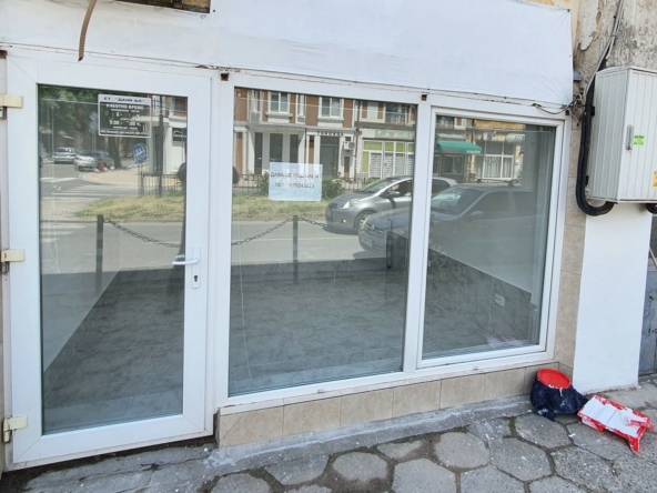 Дава се под наем Магазин в Кърджали, Център - 15 кв.м за 299лв € - Снимка #1