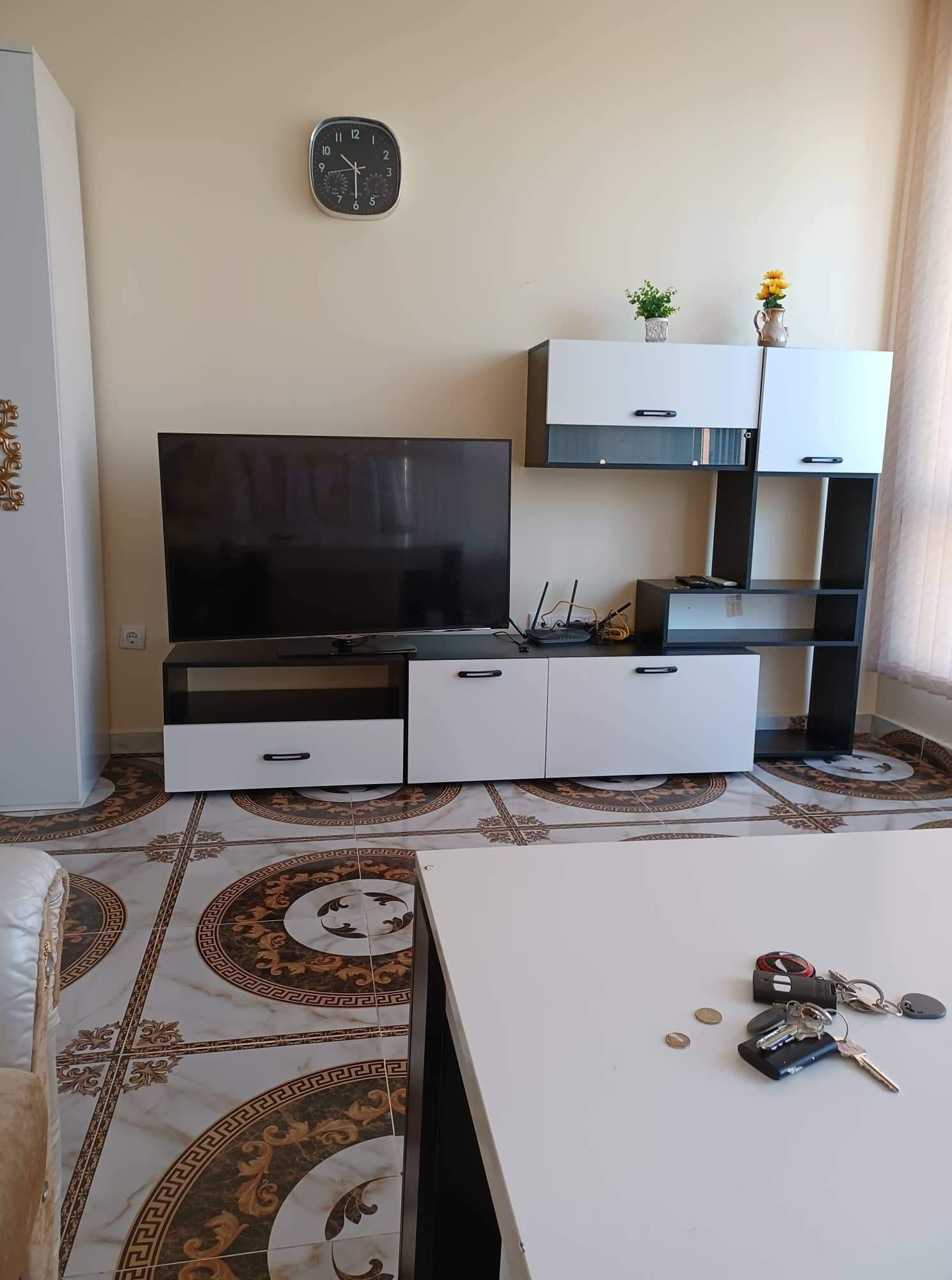 Дава се под наем Двустаен апартамент в Варна, Галата - 75 кв.м за 800лв € - Снимка #2