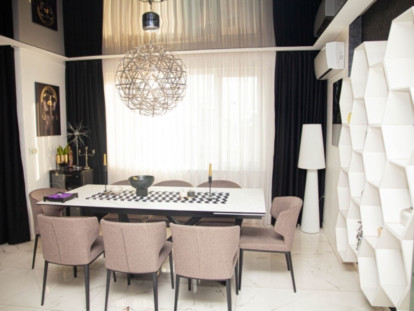 Четиристаен апартамент в Пазарджик, Идеален център - 220 кв.м за 841 €/кв.м - Снимка #1