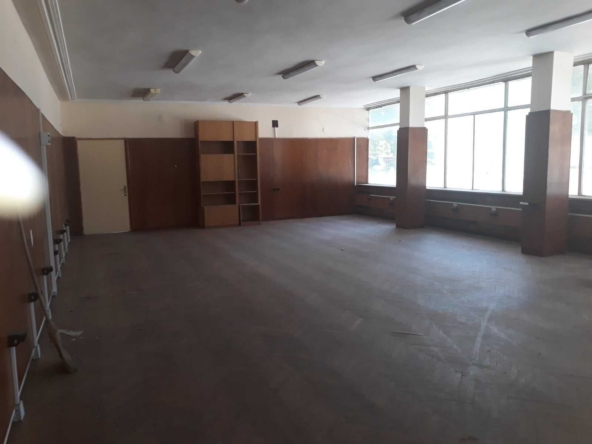 Дава се под наем Офис в Каспичан - 300 кв.м за 900лв € - Снимка #1