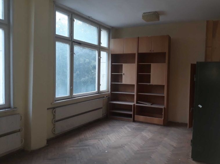 Дава се под наем Офис в Каспичан - 300 кв.м за 900лв € - Снимка #2