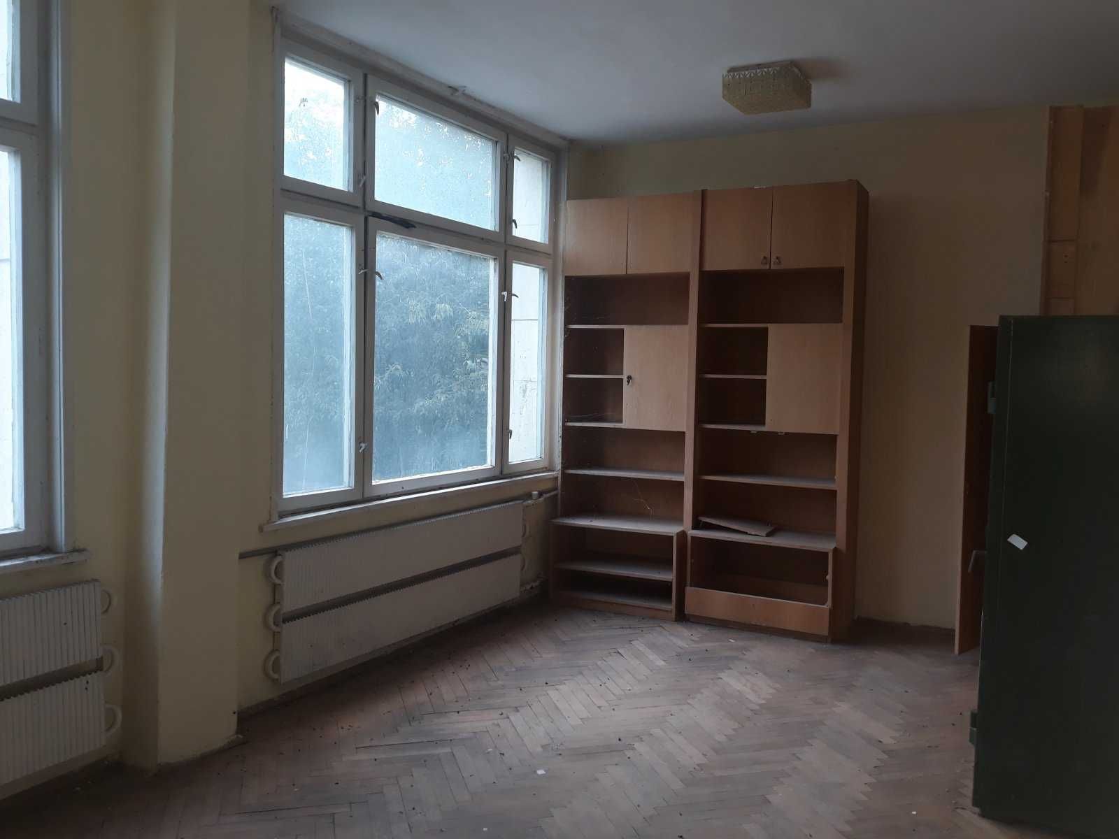 Дава се под наем Офис в Каспичан - 300 кв.м за 900лв € - Снимка #2