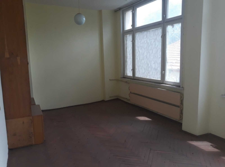 Дава се под наем Офис в Каспичан - 300 кв.м за 900лв € - Снимка #3