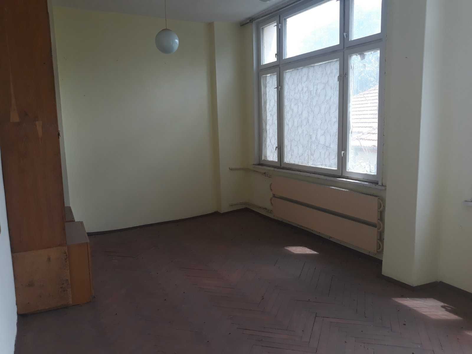 Дава се под наем Офис в Каспичан - 300 кв.м за 900лв € - Снимка #3