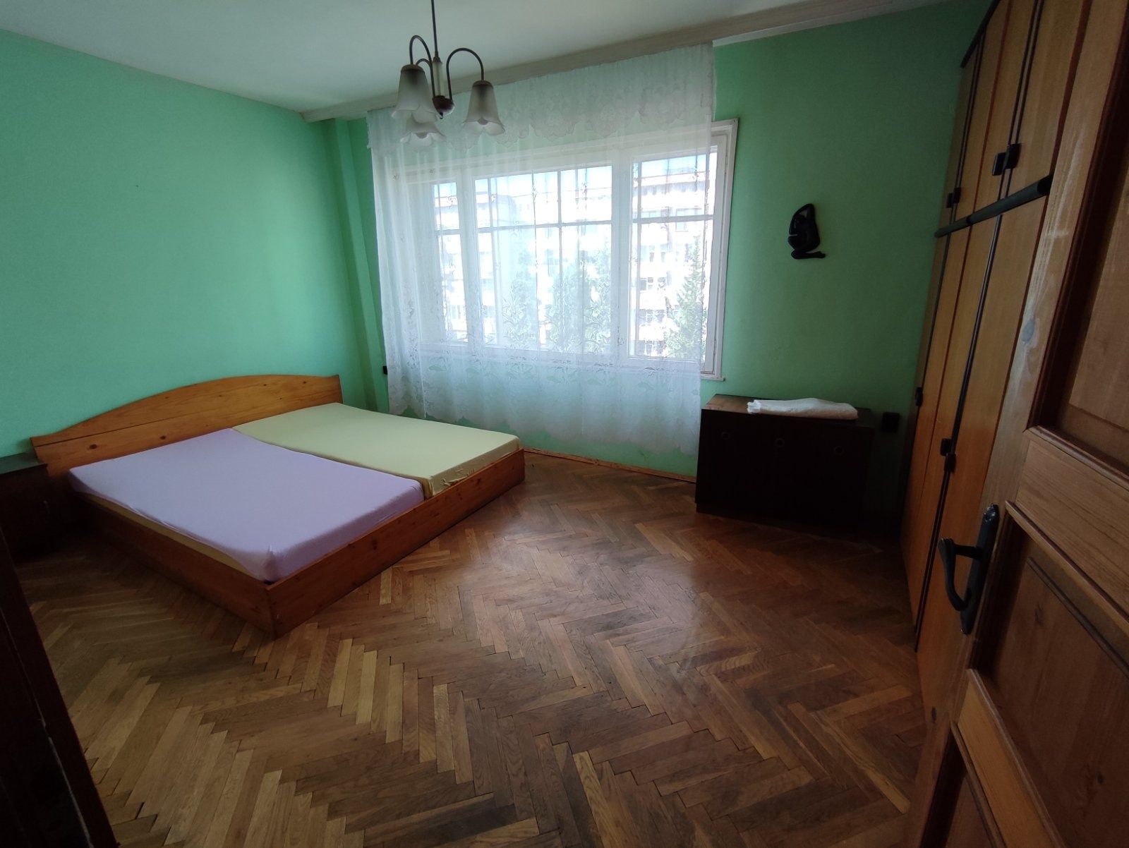 Дава се под наем Тристаен апартамент в Стара Загора, Център - 70 кв.м за 400лв € - Снимка #2