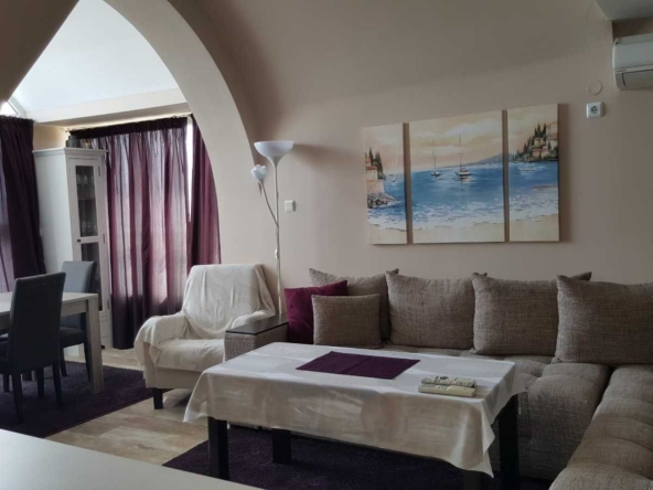 Дава се под наем Тристаен апартамент в Бургас, Център - 70 кв.м за 700лв € - Снимка #1