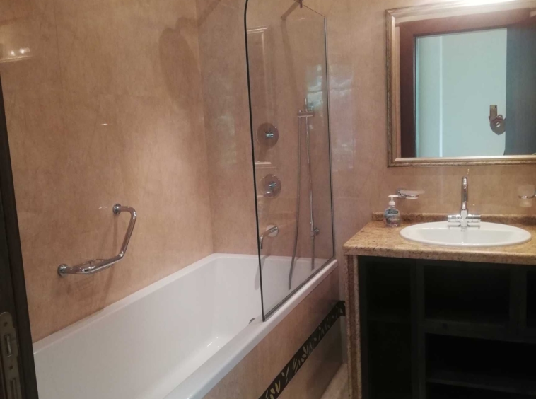 Дава се под наем Тристаен апартамент в София, Изток - 250 кв.м за 1200 € - Снимка #4