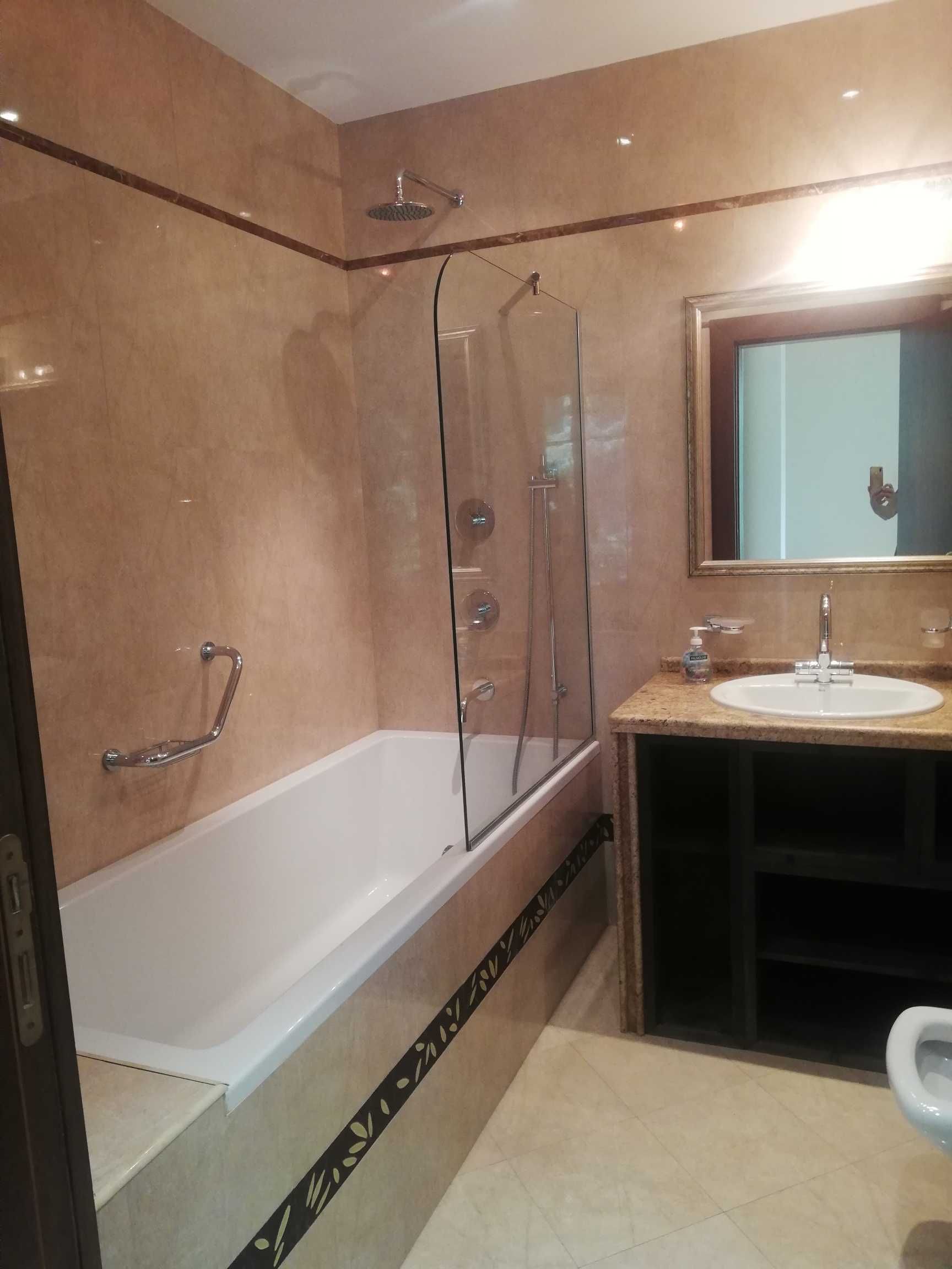 Дава се под наем Тристаен апартамент в София, Изток - 250 кв.м за 1200 € - Снимка #4