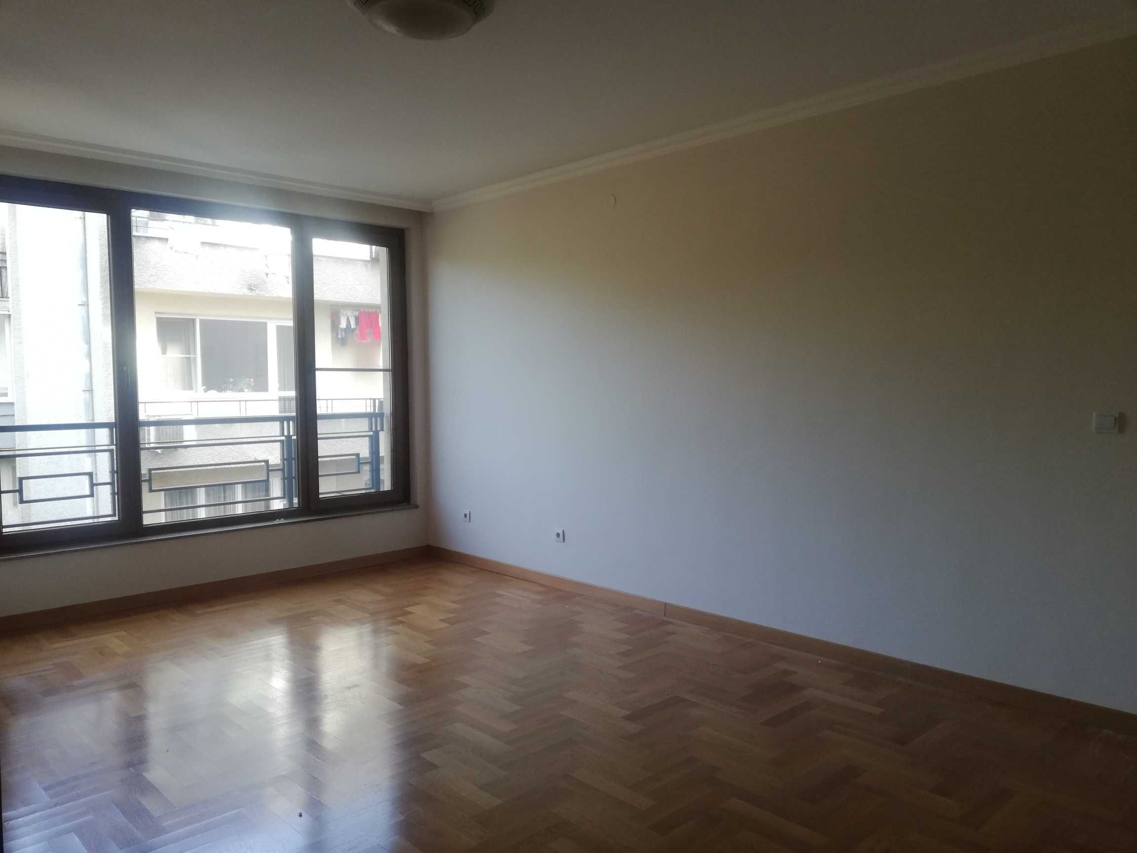 Дава се под наем Тристаен апартамент в София, Изток - 250 кв.м за 1200 € - Снимка #9