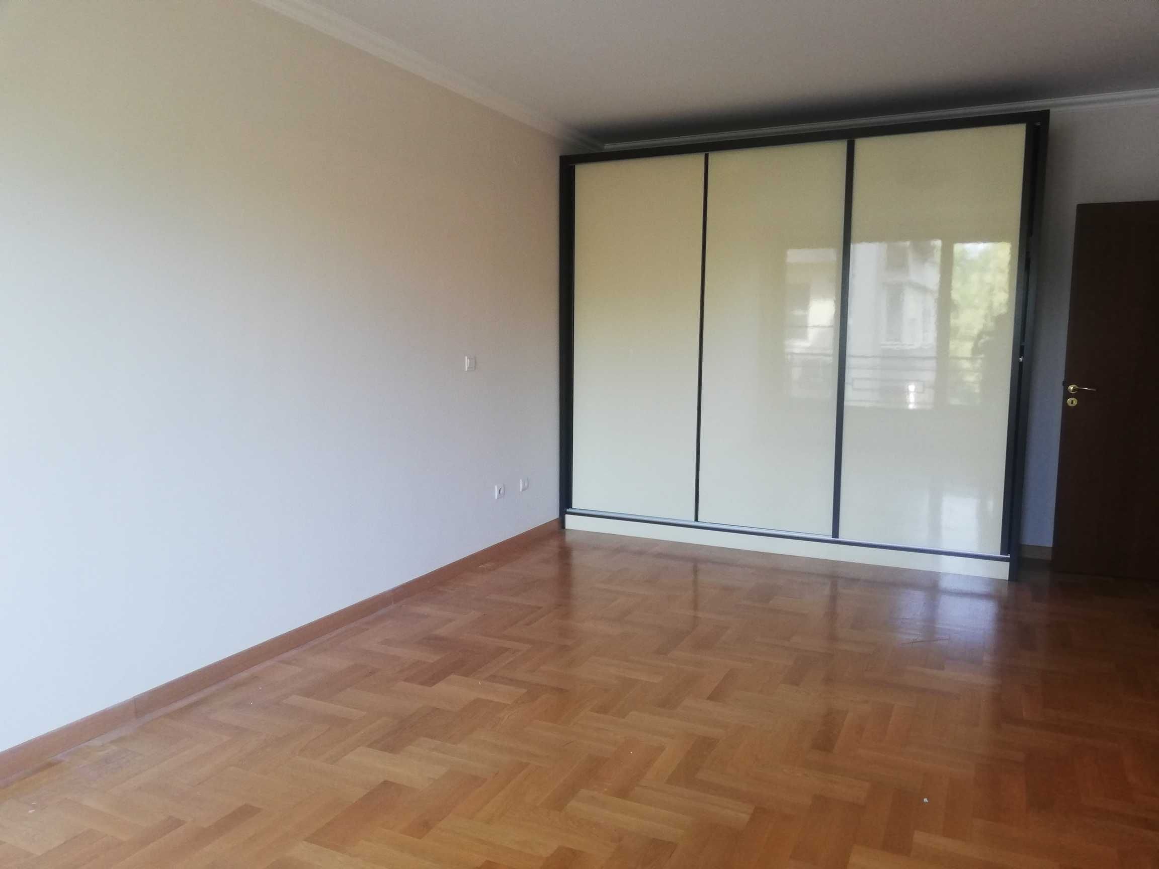 Дава се под наем Тристаен апартамент в София, Изток - 250 кв.м за 1200 € - Снимка #5