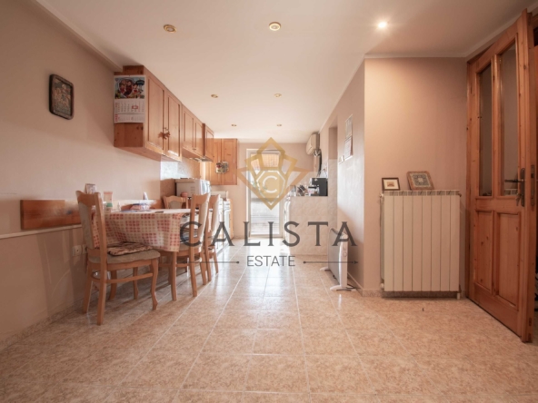 Дава се под наем Тристаен апартамент в София, Център - 100 кв.м за 475 € - Снимка #1