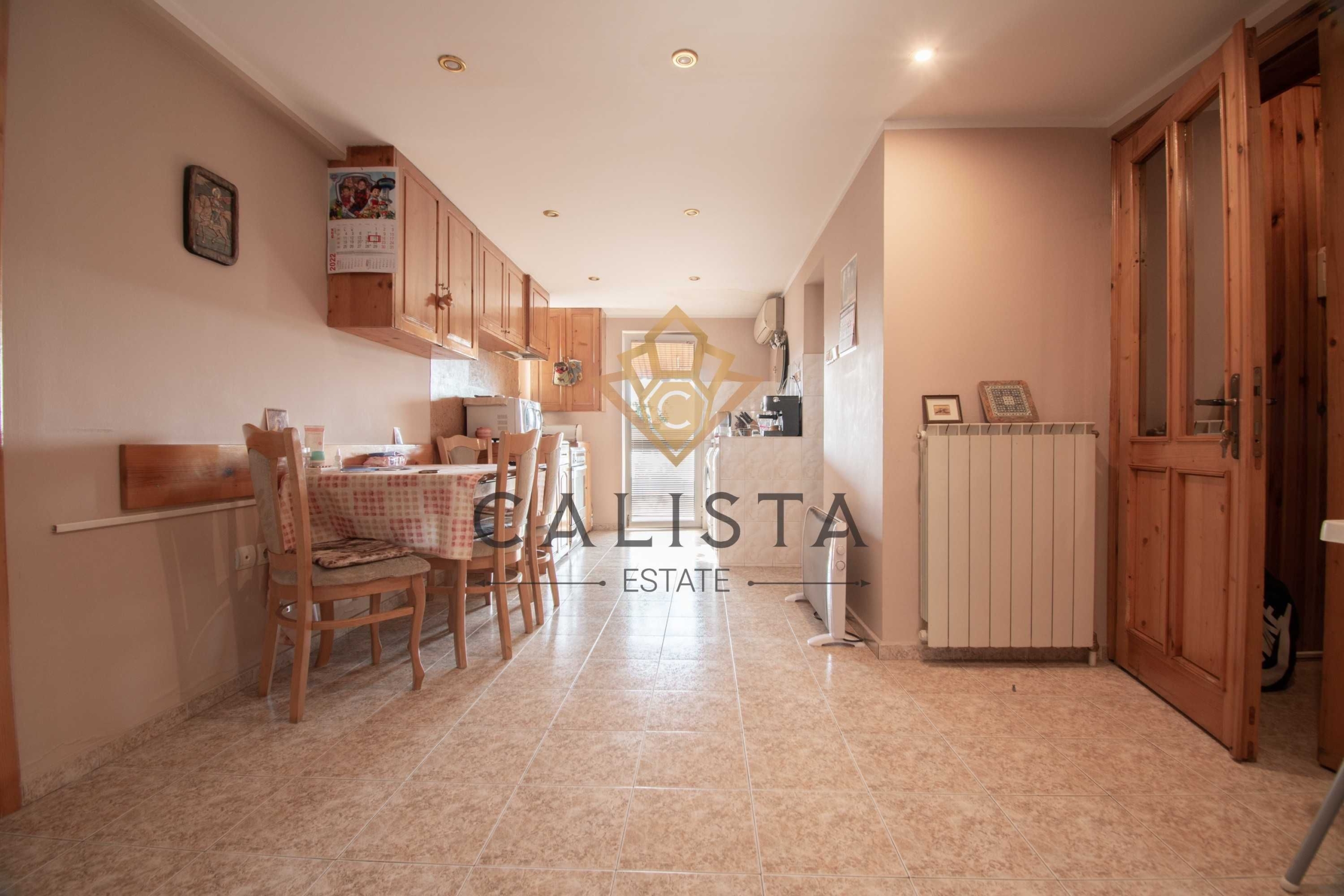 Дава се под наем Тристаен апартамент в София, Център - 100 кв.м за 475 € - Снимка #1