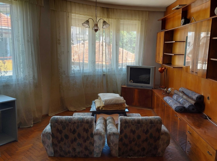 Тристаен апартамент в Плевен, Широк център - 127 кв.м за 867 €/кв.м - Снимка #2