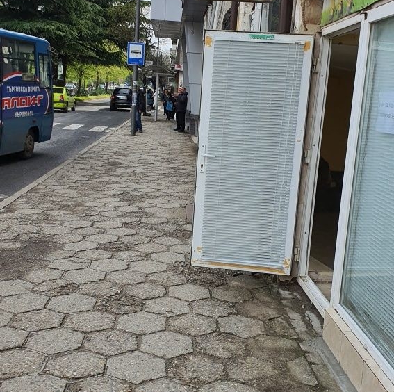 Дава се под наем Магазин в Кърджали, Център - 15 кв.м за 299лв € - Снимка #3