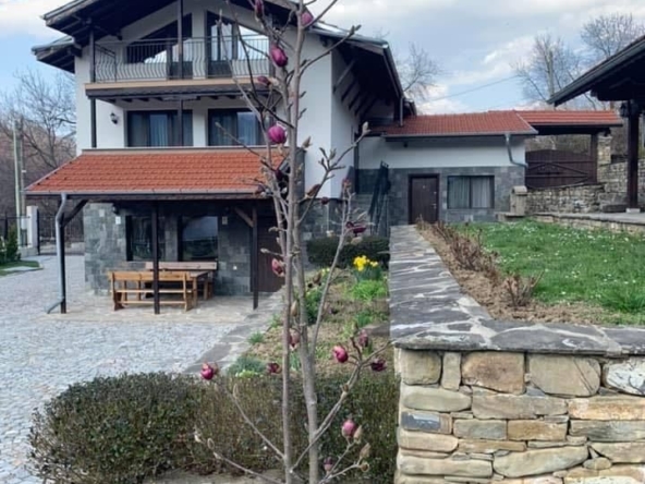 Дава се под наем Къща в Троян - 100 кв.м за 500лв € - Снимка #1