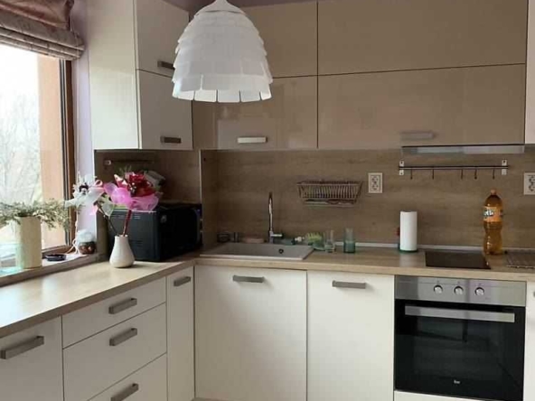 Дава се под наем Тристаен апартамент в Пловдив, Кършияка - 89 кв.м за 599лв € - Снимка #1