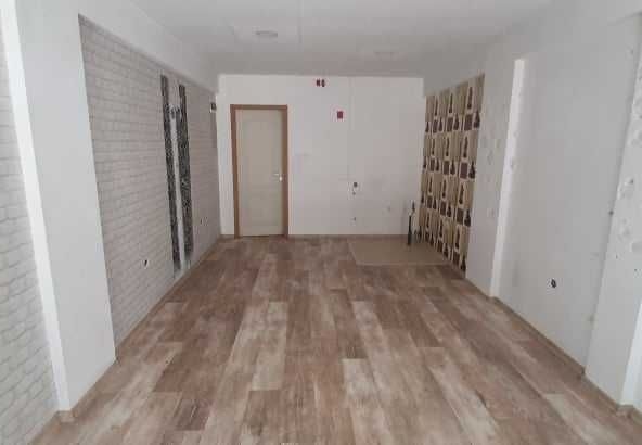 Дава се под наем Магазин в Благоевград, Идеален център - 27 кв.м за 550лв € - Снимка #1