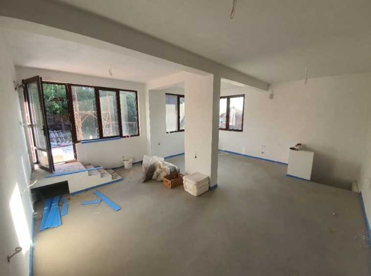 Дава се под наем Магазин в Асеновград - 50 кв.м за 255 € - Снимка #6