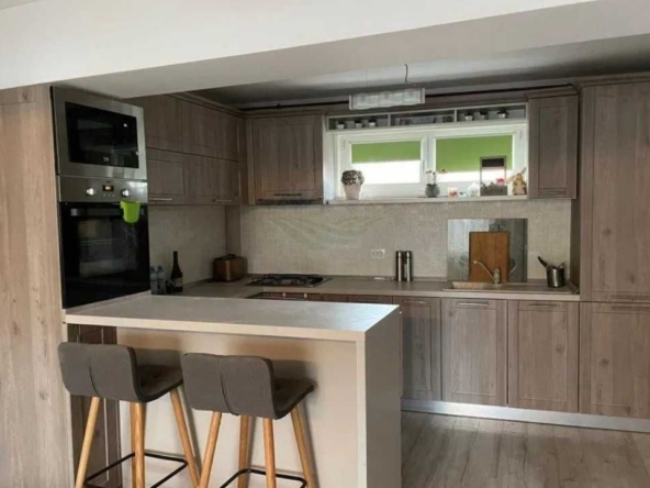 Дава се под наем Тристаен апартамент в Пловдив, Въстанически - 96 кв.м за 360лв € - Снимка #1