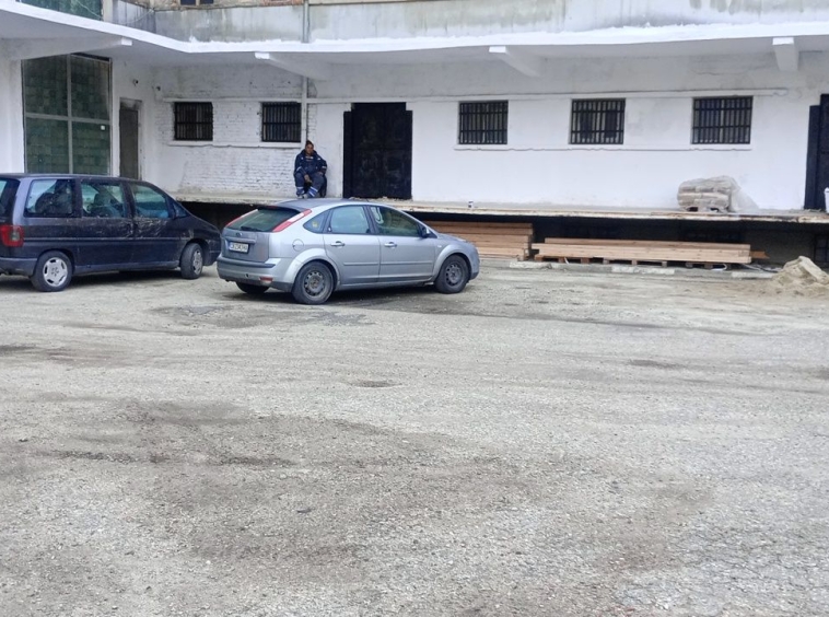 Дава се под наем Промишлена сграда в Дупница - 330 кв.м за 336.6 € - Снимка #1