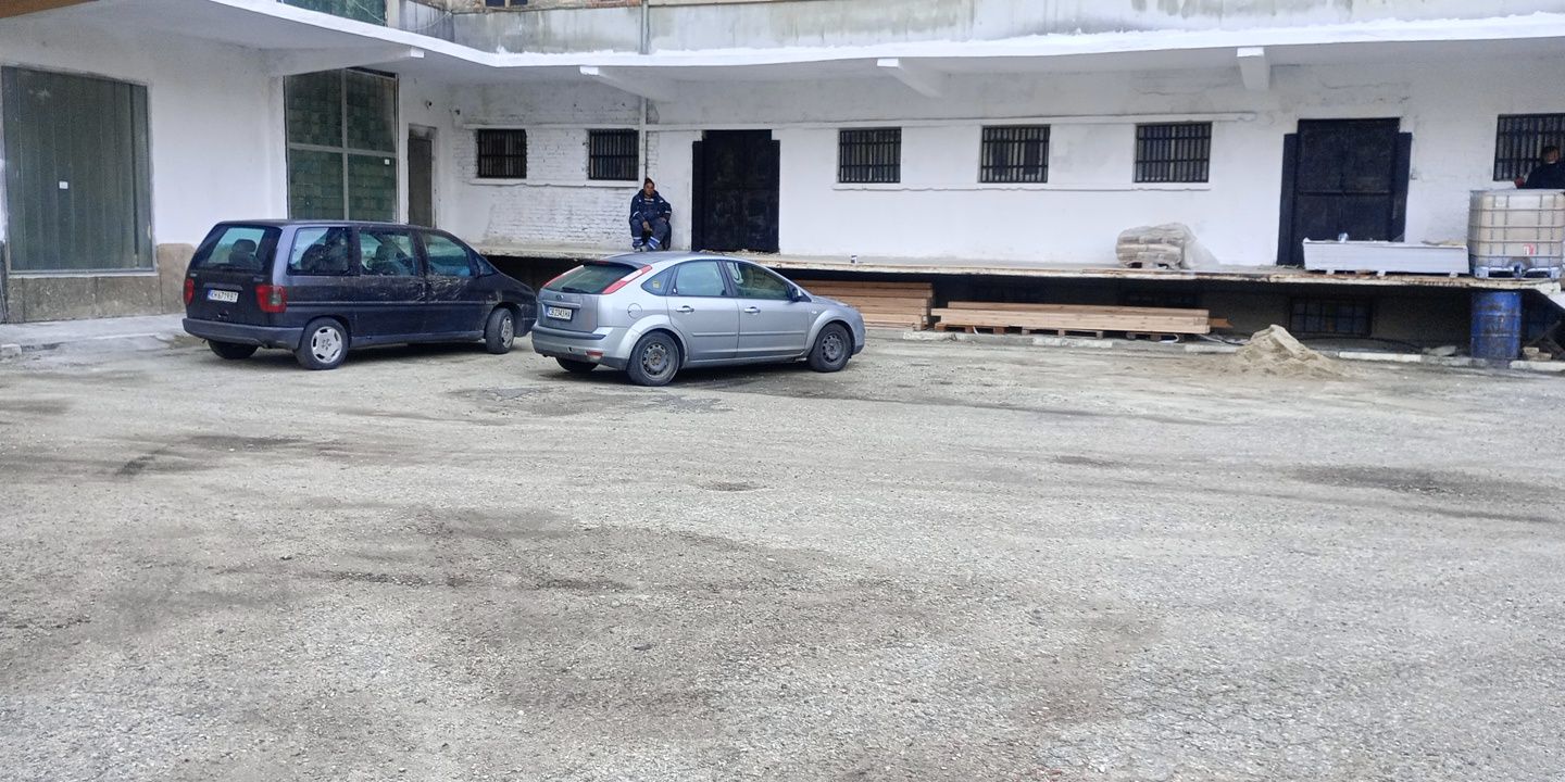Дава се под наем Промишлена сграда в Дупница - 330 кв.м за 336.6 € - Снимка #1