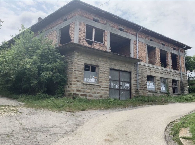 Промишлена сграда в с. Петревене, Област Ловеч - 490 кв.м за 123 €/кв.м - Снимка #1