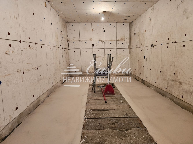 Дава се под наем Гараж / Паркомясто в Шумен, Център - 15 кв.м за 76.5 € - Снимка #1