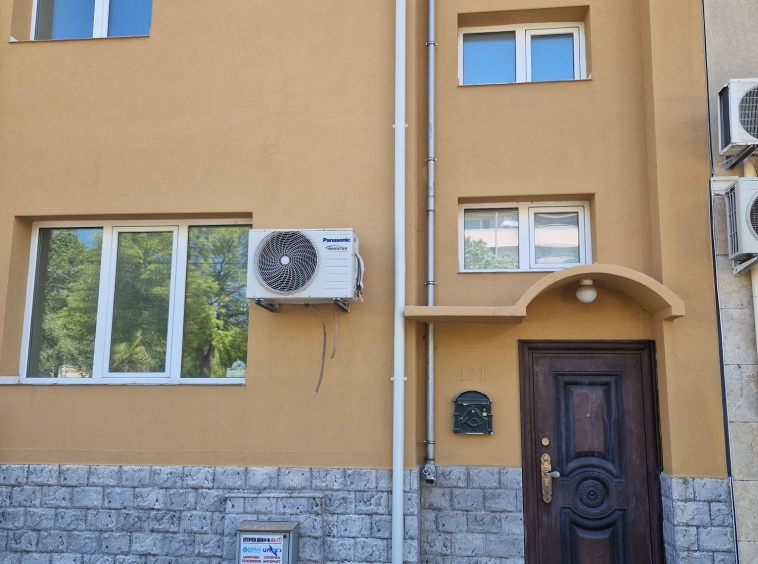 Тристаен апартамент в Поморие - 80 кв.м за 17 €/кв.м - Снимка #1