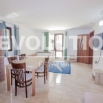 Дава се под наем Двустаен апартамент в Варна, Гръцка махала - 90 кв.м за 825 € - Снимка #1