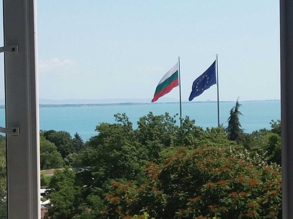 Дава се под наем Тристаен апартамент в Бургас, Лазур - 70 кв.м за 408 € - Снимка #1