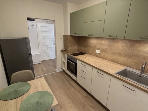 Дава се под наем Тристаен апартамент в Пловдив, Център - 110 кв.м за 561 € - Снимка #1