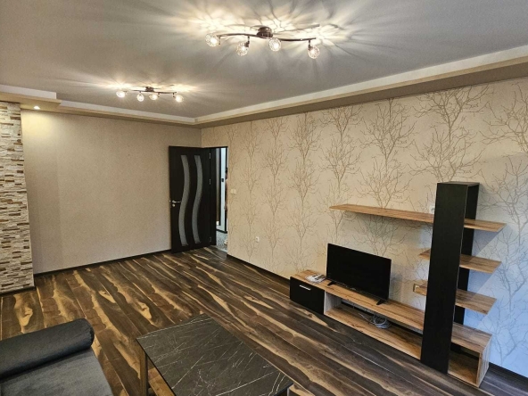 Дава се под наем Двустаен апартамент в Плевен, Идеален център - 60 кв.м за 357 € - Снимка #1