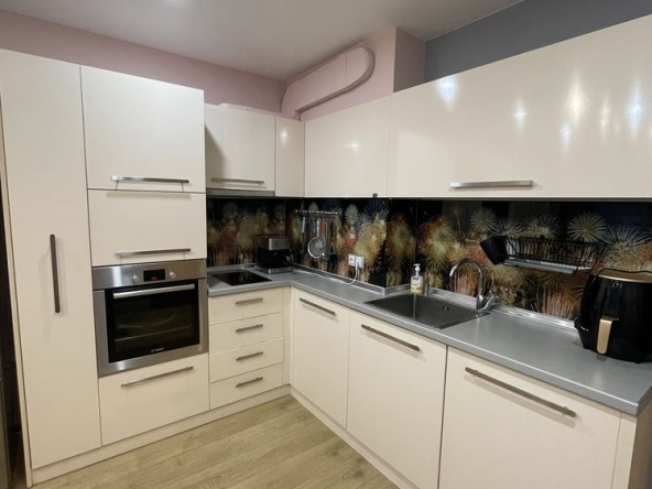 Тристаен апартамент в Бургас, Център - 72 кв.м за 2917 €/кв.м - Снимка #1