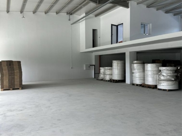 Дава се под наем Склад в Велико Търново, Промишлена зона - Юг - 650 кв.м за 1657.5 € - Снимка #1