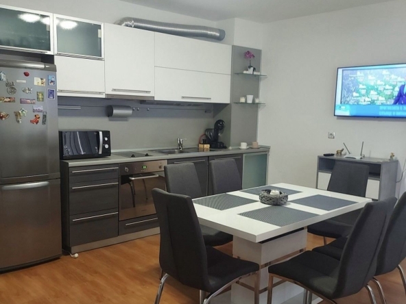 Тристаен апартамент в Плевен, Широк център - 67 кв.м за 1211 €/кв.м - Снимка #1