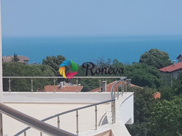 Тристаен апартамент в Варна, Галата - 352 кв.м за 284 €/кв.м - Снимка #1