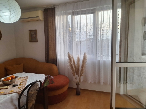 Дава се под наем Двустаен апартамент в Варна, Колхозен пазар - 65 кв.м за 408 € - Снимка #1