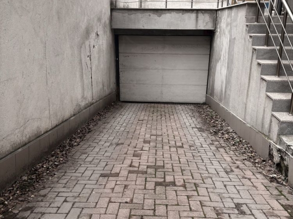 Дава се под наем Гараж / Паркомясто в София, Гео Милев - 13 кв.м за 117.3 € - Снимка #1