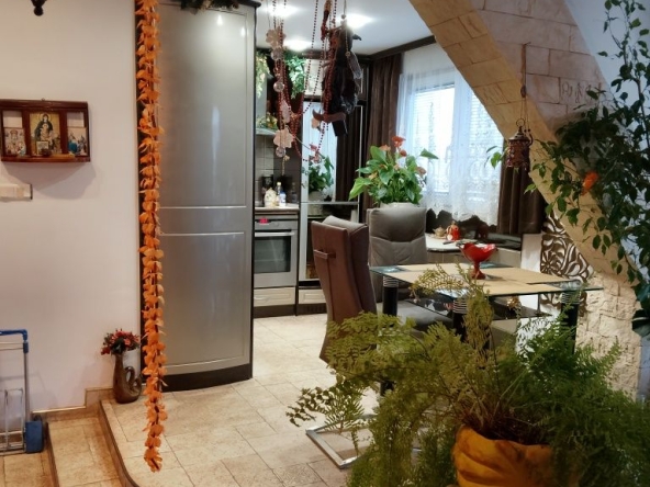 Дава се под наем Тристаен апартамент в Варна, ВИНС - 55 кв.м за 698.19 € - Снимка #1