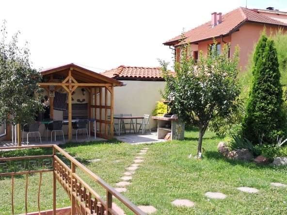 Дава се под наем Етаж от къща в София, Обеля - 105 кв.м за 648.21 € - Снимка #1