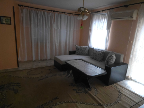 Дава се под наем Тристаен апартамент в Плевен, Идеален център - 120 кв.м за 598.23 € - Снимка #1