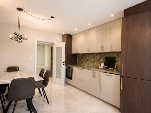 Дава се под наем Тристаен апартамент в Пловдив, Център - 120 кв.м за 712.98 € - Снимка #1