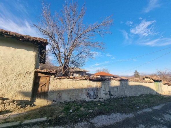 Къща в с. Ивански, Област Шумен - 941 кв.м за 14 €/кв.м - Снимка #1