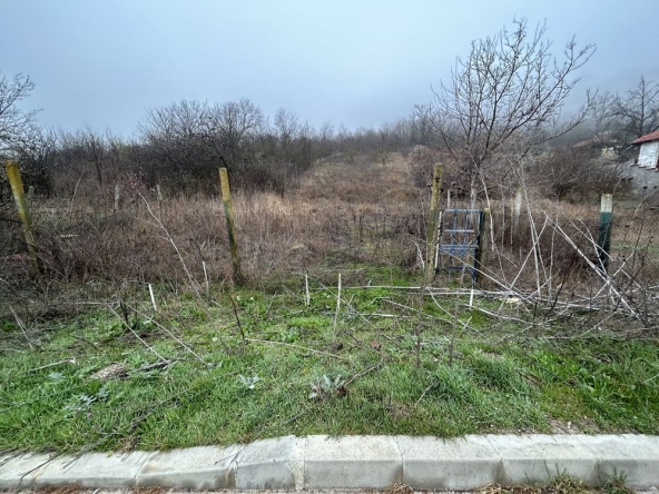 Парцел в Провадия - 1401 кв.м за 6 €/кв.м - Снимка #1