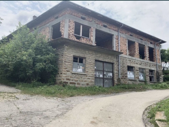 Промишлена сграда в с. Петревене, Област Ловеч - 490 кв.м за 53 €/кв.м - Снимка #1