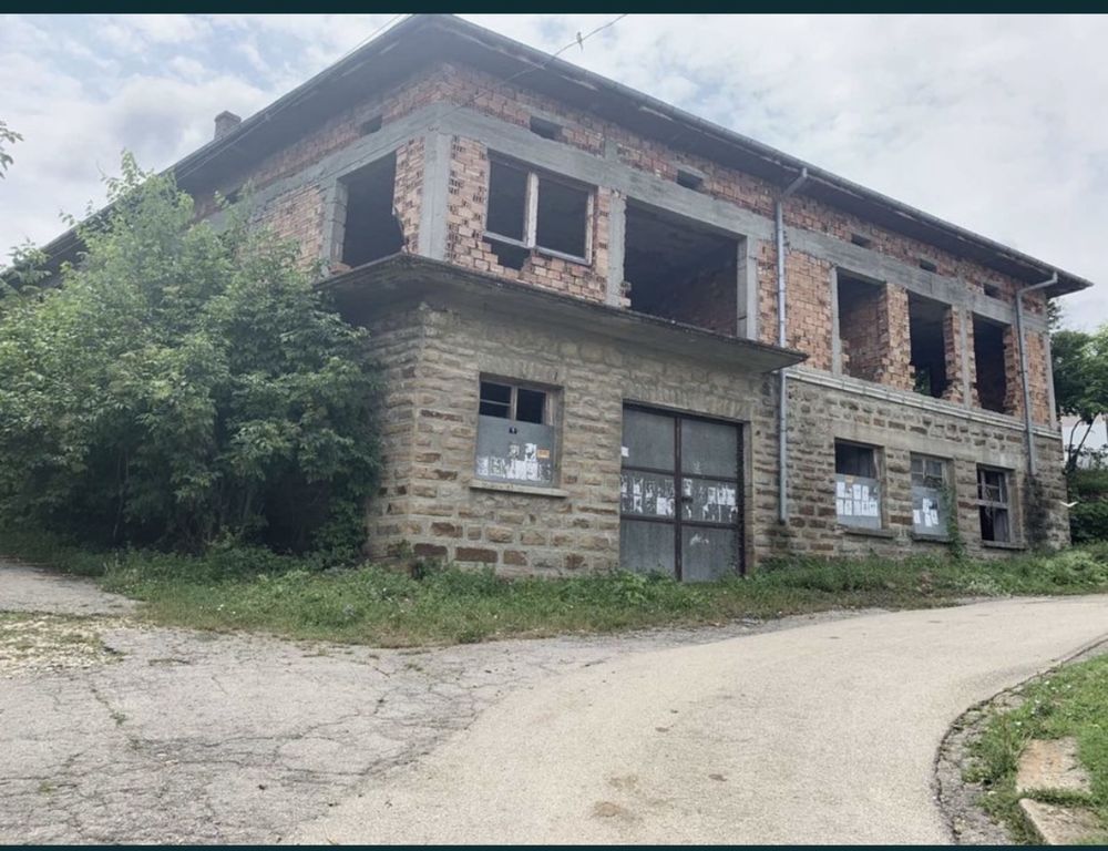 Промишлена сграда в с. Петревене, Област Ловеч - 490 кв.м за 53 €/кв.м - Снимка #1