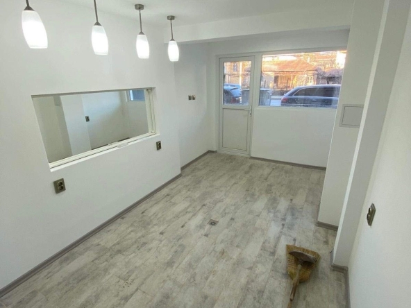 Дава се под наем Магазин в Ботевград - 17 кв.м за 199.41 € - Снимка #1