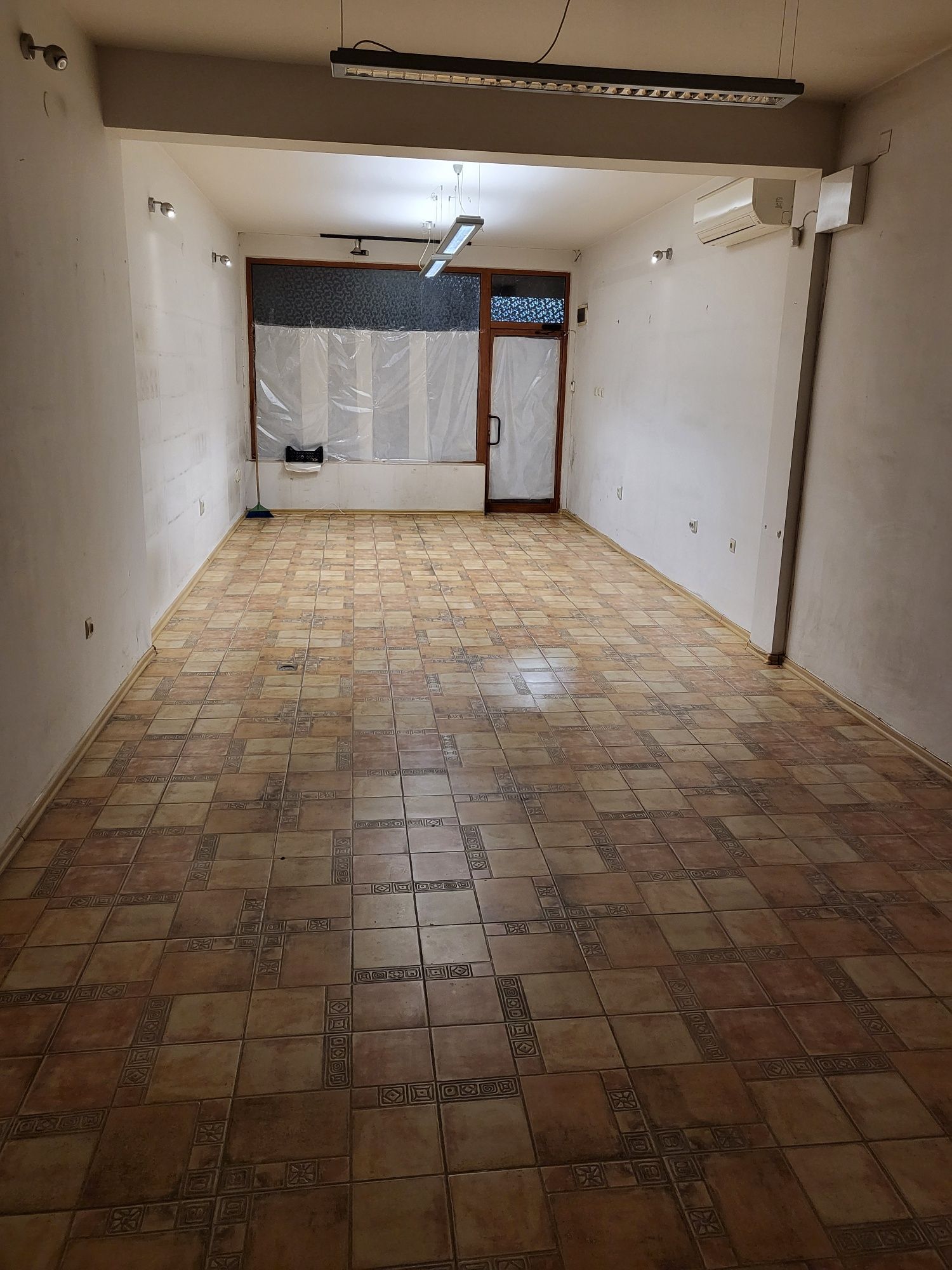 Дава се под наем Магазин в Пловдив, Прослав - 50 кв.м за 498.27 € - Снимка #1