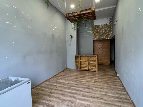 Дава се под наем Магазин в София, Център - 55 кв.м за 598.23 € - Снимка #1