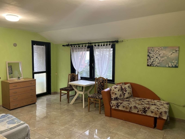 Дава се под наем Едностаен апартамент в к.к. Св.Св. Константин и Елена - 40 кв.м за 278.97 € - Снимка #1